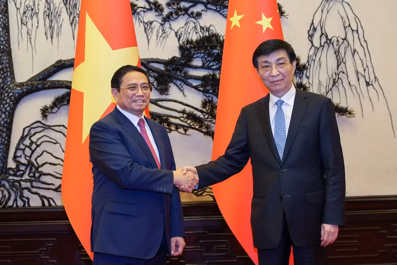 越南政府总理范明正见中共中央政治局常委、全国政协主席王沪宁。（图片来源：VGP）