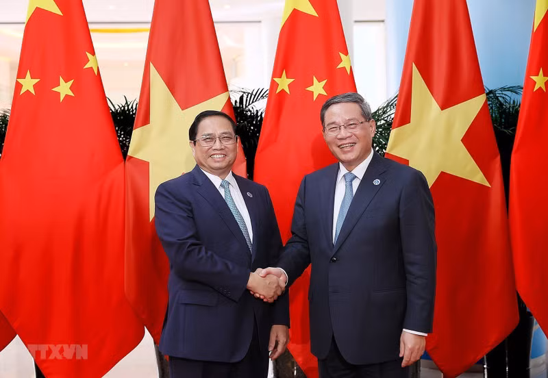 越南政府总理范明正与中国国务院总理李强。（图片来源：越通社）