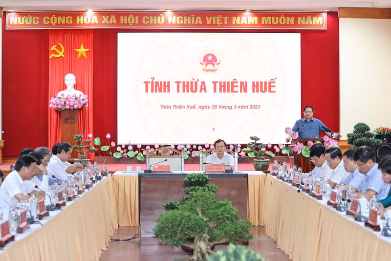 范明正总理与承天顺化省领导举行工作会谈。