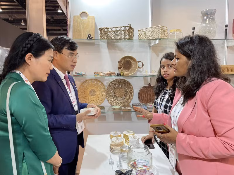 国际游客参观越南展位。（图片来源：越通社）