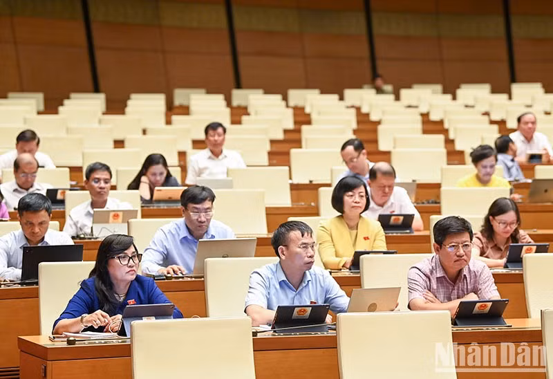 各位国会代表在国会大厦延鸿会堂出席会议。