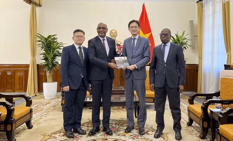 2022年11月21日，越南外交部部长助理杜雄越会见科特迪瓦业主总联合会主席 Jean-Marie Ackah。