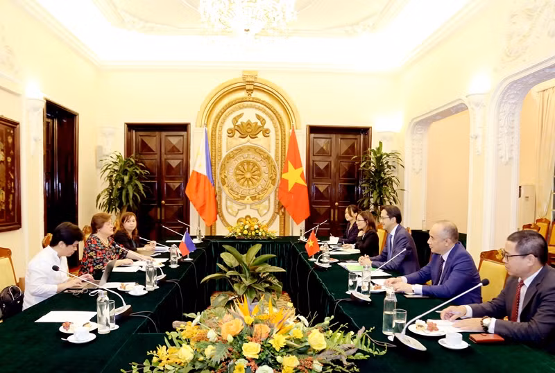 越南与菲律宾第一次政治磋商在河内举行。