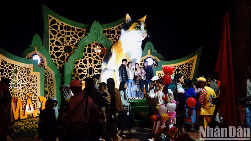 许多人与猫吉祥物一起打卡。