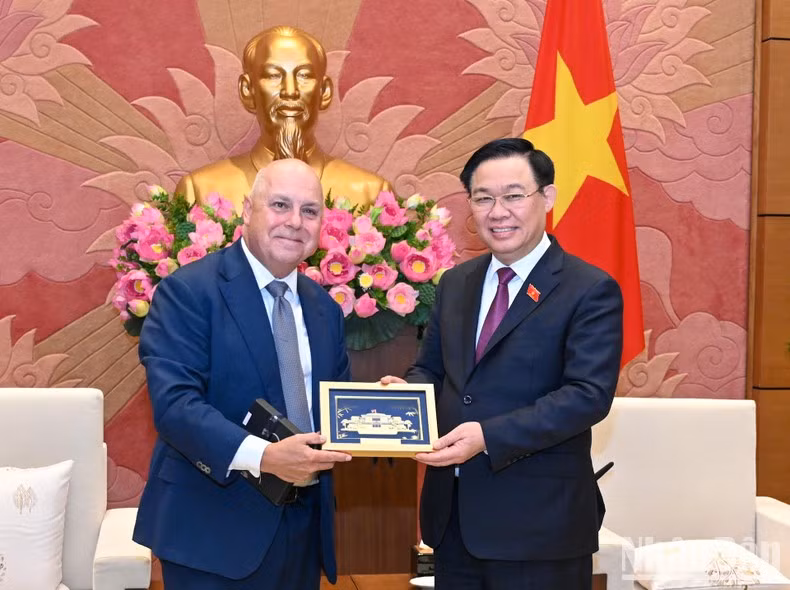 国会主席王廷惠向澳大利亚维多利亚州国库部长蒂姆-帕拉斯赠送纪念品。