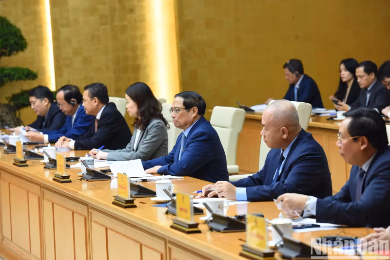 范明正总理强调，越南坚持和支持以联合国为核心的多边主义，遵守《联合国宪章》和国际法，以人民为中心。