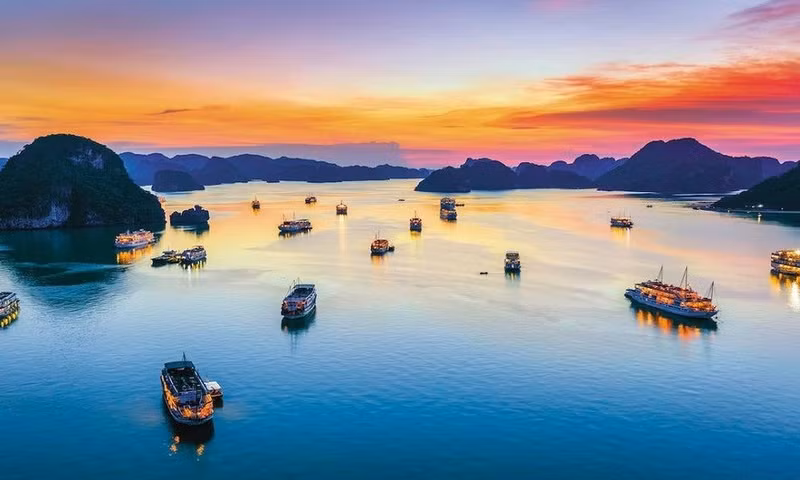 下龙湾黄昏美景。