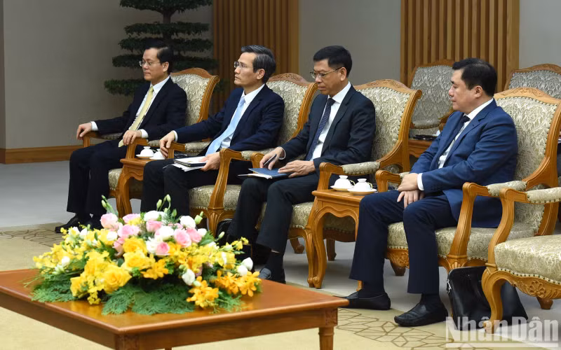越南政府各部委领导代表出席会见。
