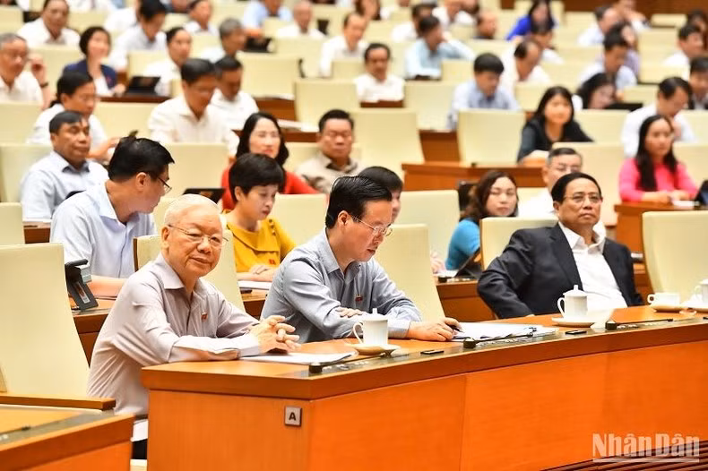 阮富仲总书记、国家主席武文赏、政府总理范明正出席质询活动。