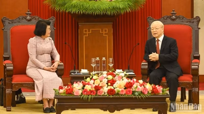 越共中央总书记阮富仲会见柬埔寨王国国会主席昆索达莉。