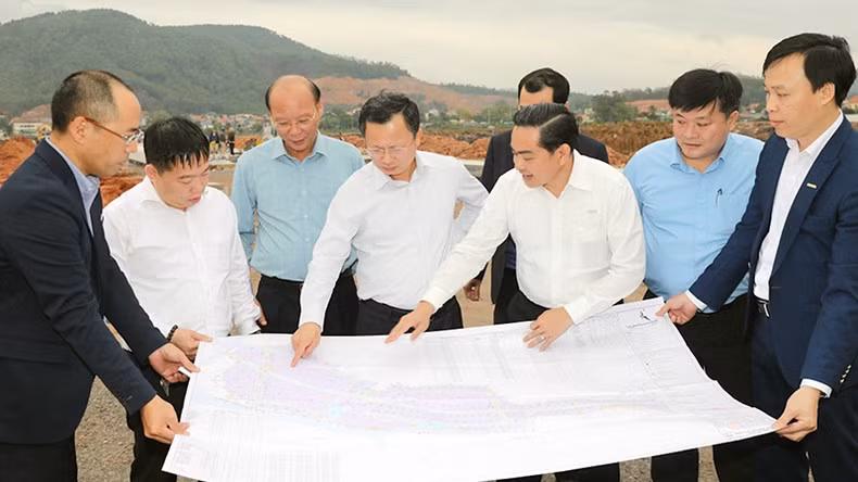 广宁省领导视察并为各项目排忧解难。