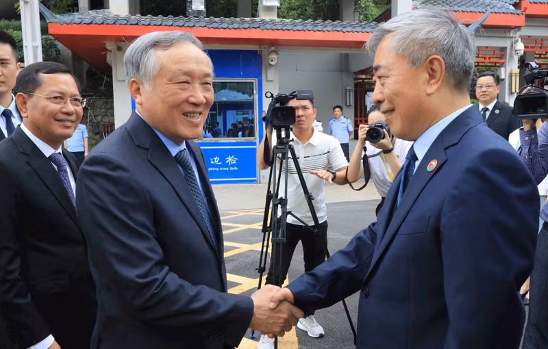 越南最高人民法院院长阮和平与中国最高人民法院院长张握手。（图片来源：越通社）
