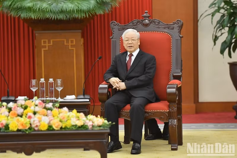 阮富仲总书记在会见中发表讲话。