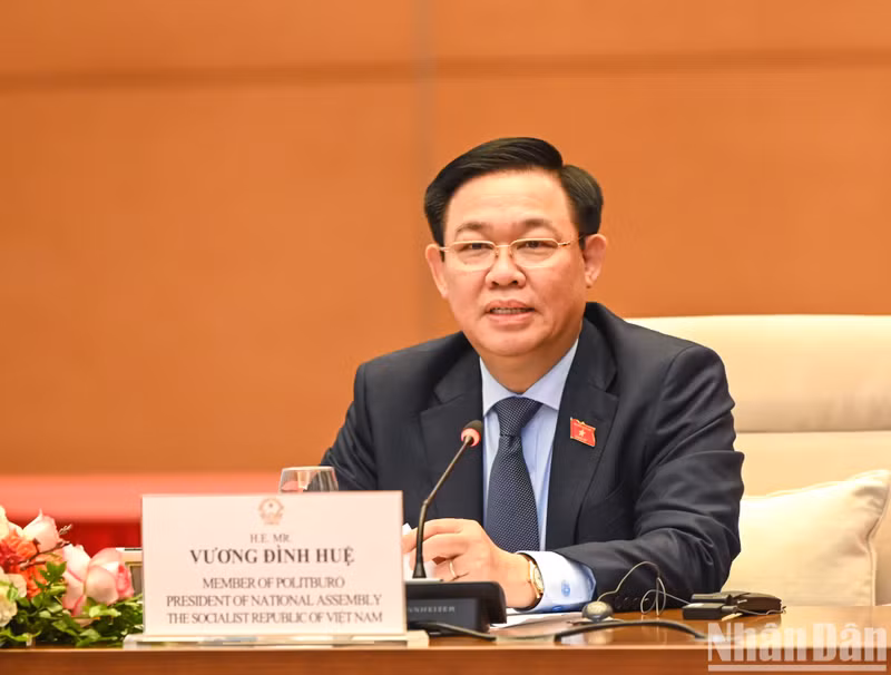 国会主席王廷惠同企业代表交谈。