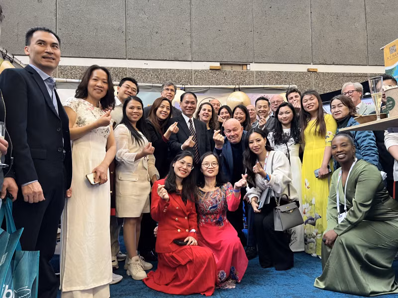 与会代表合影。（图片来源：越通社）