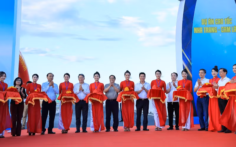 越南政府总理范明正出席东部北南高速公路芽庄-甘林和永好-潘切段竣工仪式。（图片来源：VGP）