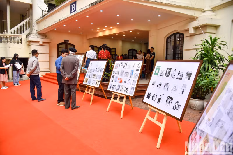 代表们欣赏文高画的100幅插图和100张书封面。