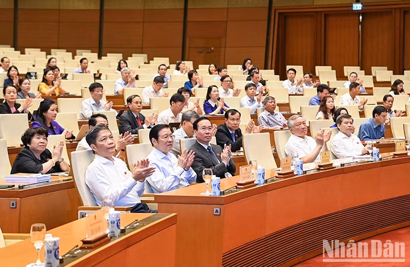国家主席武文赏同党、国家其他领导人出席会议。