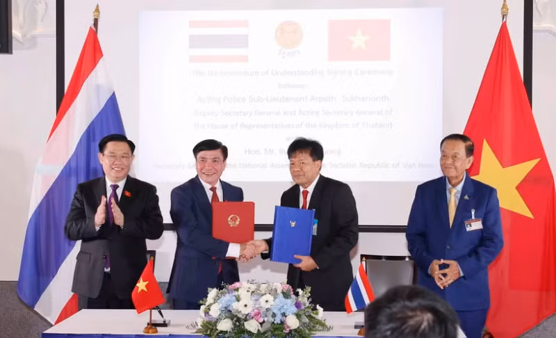 越南国会与泰国下议院签署合作备忘录。（图片来源：VGP）