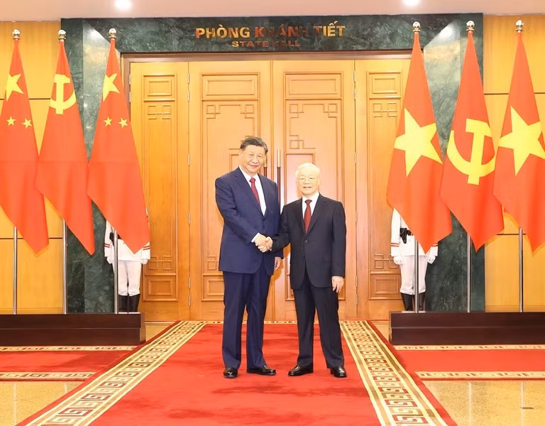 越共中央总书记阮富仲同中共中央总书记、中国国家主席习近平合影。（图片来源：越通社）