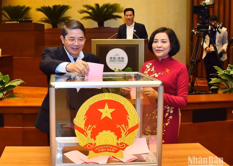 国会领导同志表决批准任命政府副总理职务。