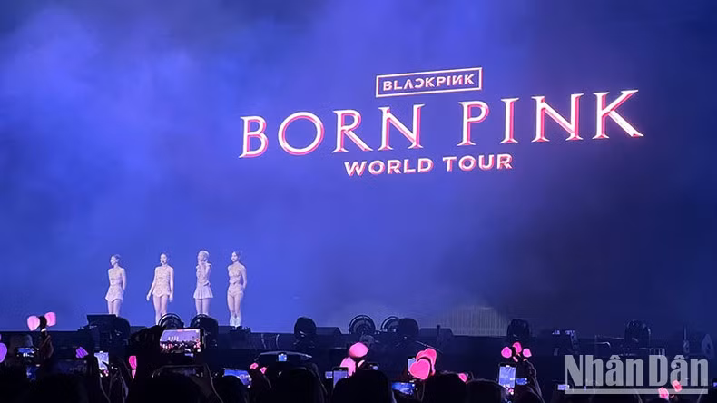 Blackpink乐队在美亭体育场举行演唱会。