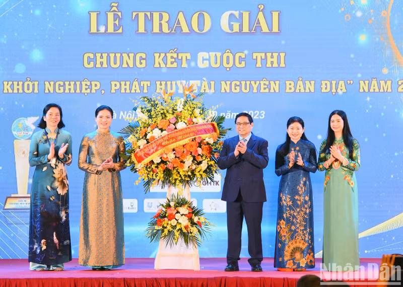 越共中央政治局委员、政府总理范明正出席仪式并向越南妇女联合会送花篮。
