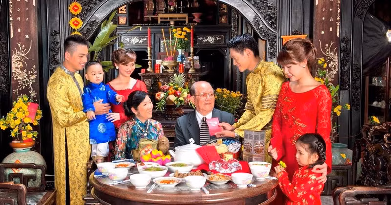 农历春节是越南民族的节日，也是家庭的节日。