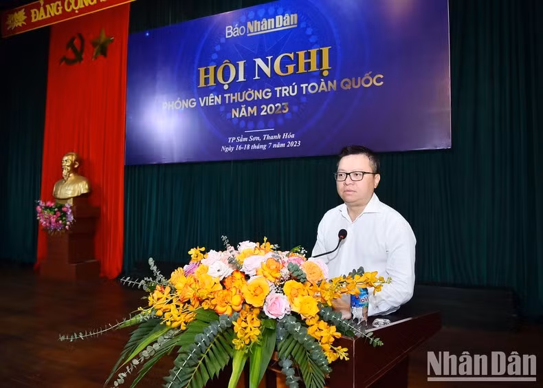 越共中央委员、《人民报》社总编辑、中央宣教部副部长、越南新闻工作者协会主席黎国明在会议上发表讲话。