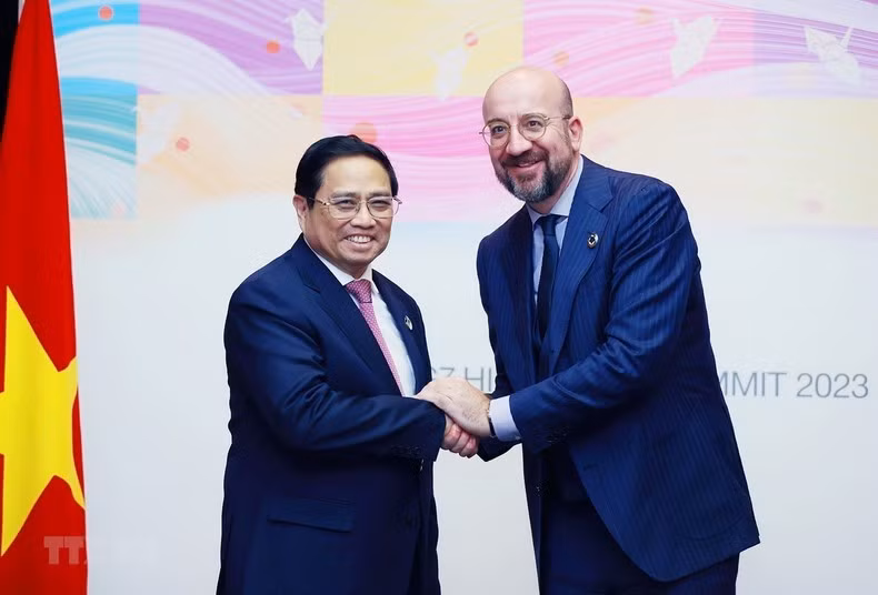 越南政府总理范明正会见欧洲理事会主席查尔斯·米歇尔。（图片来源：越通社）