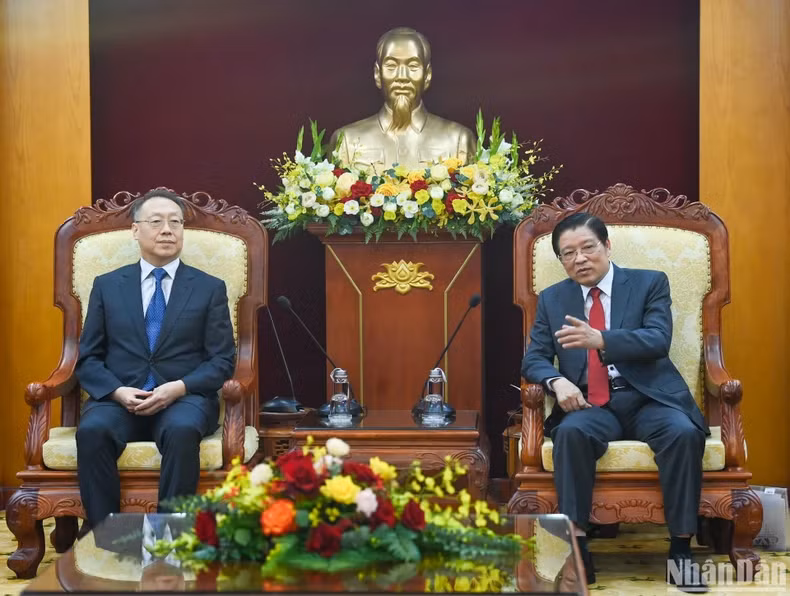 越共中央内政部部长潘廷镯和中共中央政法委员会副秘书长杨春雷。