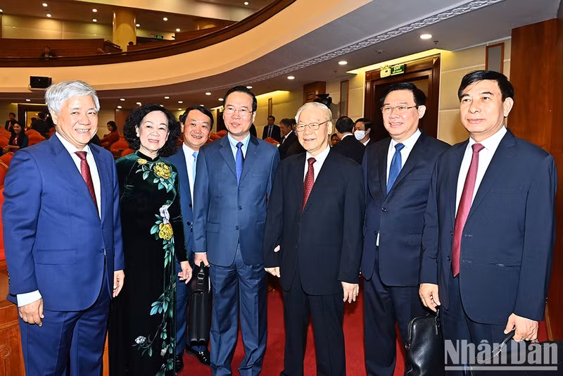 阮富仲总书记和党、国家领导同志及各位代表出席会议开幕式。