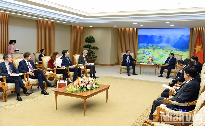 双方就东海问题交换意见，并强调维护东海和平、稳定、安全、航海与航空自由以及通过和平方式解决争端的重要性。