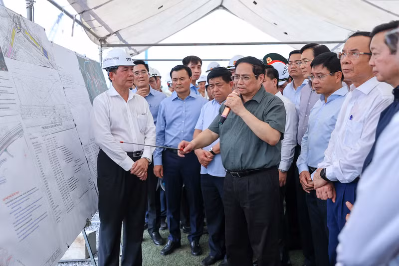 越南政府总理范明正在胡志明市视察安富交通枢纽项目。(图片来源:VGP) 越南政府总理范明正在胡志明市视察安富交通枢纽项目。(图片来源:VGP)