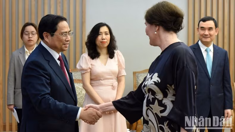 范明正总理欢迎陪同斯洛文尼亚共和国副总理兼外交和欧洲事务部部长塔妮娅·法永访越的代表。