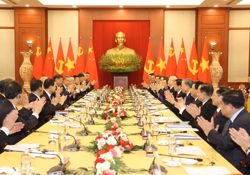 越共中央总书记阮富仲同中共中央总书记、中国国家主席习近平举行会谈。（图片来源：越通社）