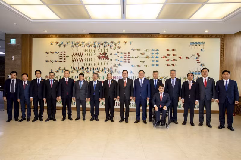 双方代表合影留念。（图片来源：越通社）