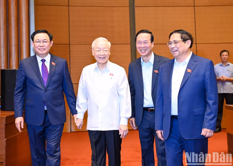 越共中央总书记阮富仲、国家主席武文赏、政府总理范明正、国会主席王廷惠出席10月25日上午的会议。