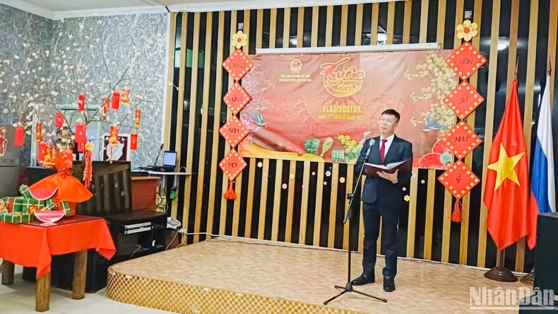 越南驻符拉迪沃斯托克总领事阮登贤发表讲话。