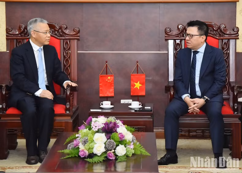 《人民报》社总编辑黎国明会见中共中央对外联络部发言人、信息传播局局长胡兆明。