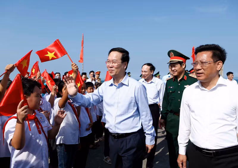 越南国家主席武文赏走访慰问广宁省姑苏岛县军民。