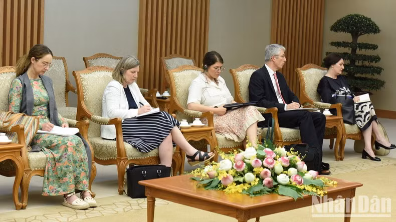 陪同斯洛文尼亚共和国副总理兼外交和欧洲事务部部长塔妮娅·法永的成员。