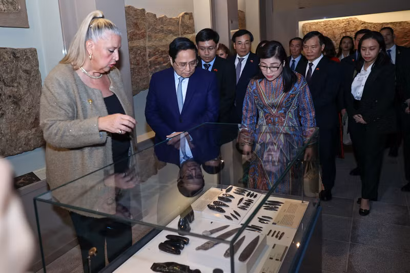 越南政府总理范明正和夫人参观土耳其安纳托利亚文明史博物馆。(图片来源:VGP) 越南政府总理范明正和夫人参观土耳其安纳托利亚文明史博物馆。(图片来源:VGP)