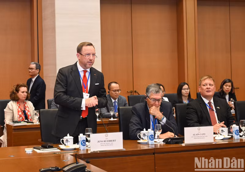 欧盟-东盟商业理事会董事会副主席延斯·鲁伯特在会见中发表讲话。