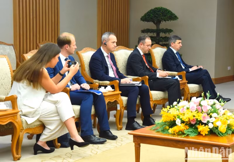 立陶宛外交部长陪同人员出席会见。