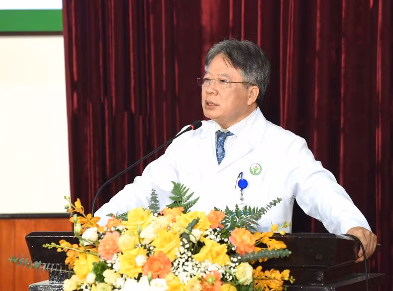 越德友谊医院院长陈平江向范明正总理汇报该医院的运行情况。