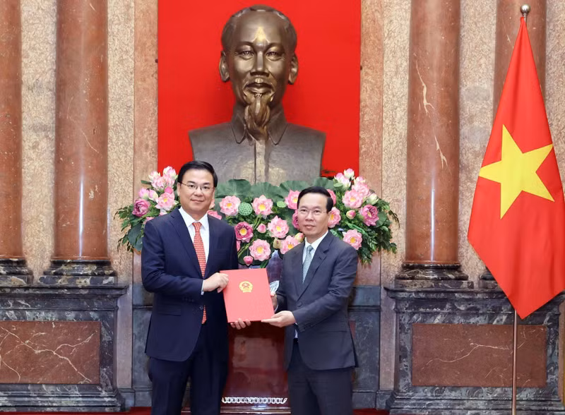 越南国家主席向越南驻日本大使颁发任命书。（图片来源：越通社）