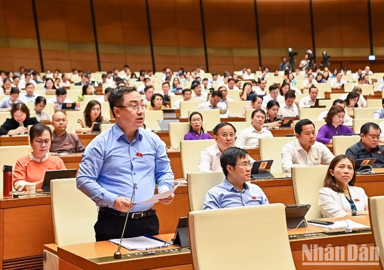 国会代表发表讲话。