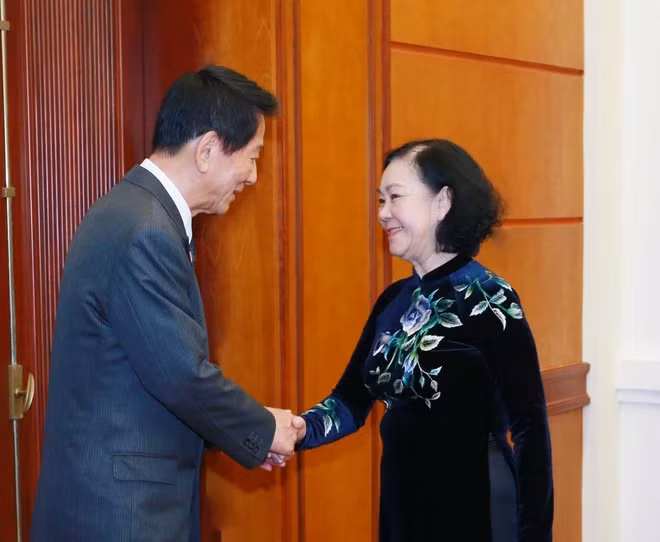 越共中央书记处常务书记张氏梅和前越日关系特别大使杉良太郎。（图片来源：越通社）