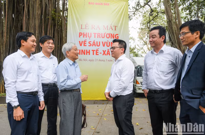 《人民报》有关六个经济社会区的副刊正式问世【组图】 ảnh 11